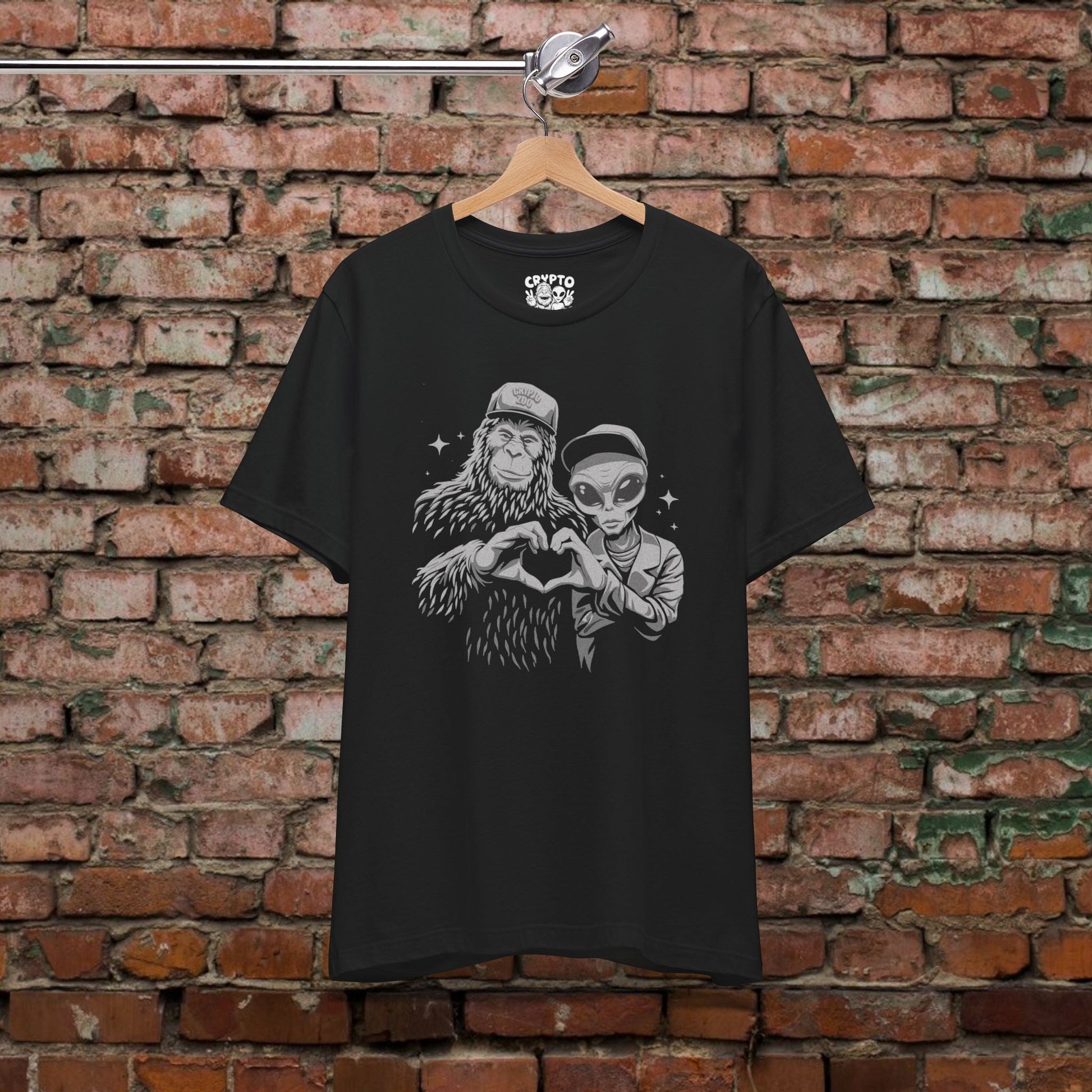 T-Shirt - Bigfoot & Alien Love | Unisex T-shirt | Bigfoot, Alien & UFO | Funny from Crypto Zoo Tees